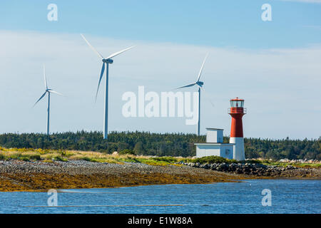 Leuchtturm und Wind Turbine, Lower East Pubnico, Nova Scotia, Kanada Stockfoto