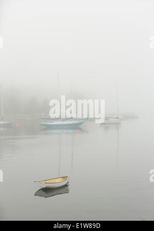 Segelschiffe in Nebel, Chester, Nova Scotia, Kanada Stockfoto