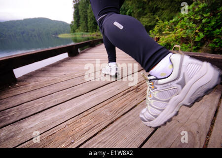 Laufen und Wandern auf den Spuren rund um Sasamat Lake, Belcarra Regional Park, Port Moody in British Columbia, Kanada Stockfoto