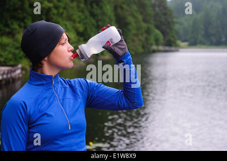 Laufen und Wandern auf den Spuren rund um Sasamat Lake, Belcarra Regional Park, Port Moody in British Columbia, Kanada Stockfoto