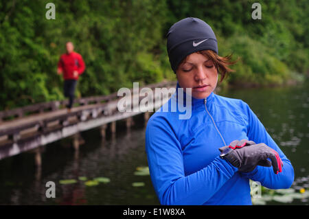 Laufen und Wandern auf den Spuren rund um Sasamat Lake, Belcarra Regional Park, Port Moody in British Columbia, Kanada Stockfoto