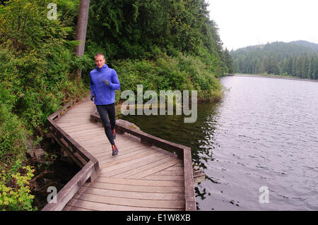 Laufen und Wandern auf den Spuren rund um Sasamat Lake, Belcarra Regional Park, Port Moody in British Columbia, Kanada Stockfoto