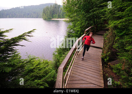 Laufen und Wandern auf den Spuren rund um Sasamat Lake, Belcarra Regional Park, Port Moody in British Columbia, Kanada Stockfoto