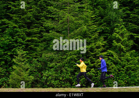 Laufen und Wandern auf den Spuren rund um Sasamat Lake, Belcarra Regional Park, Port Moody in British Columbia, Kanada Stockfoto