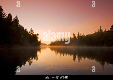 Reißender Fluss in der Nähe von Kenora, Nordwesten von Ontario, Kanada Stockfoto