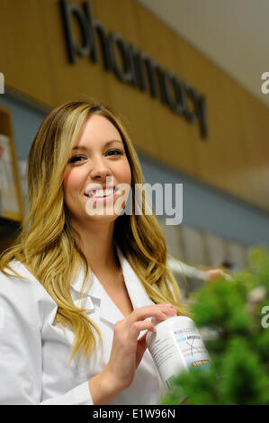Apothekerin in Apotheke. Vancouver, British Columbia, Kanada Stockfoto