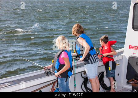 Mutter, Sohn und Tochter Hochseefischen, Northport, Prince Edward Island, Canada Stockfoto