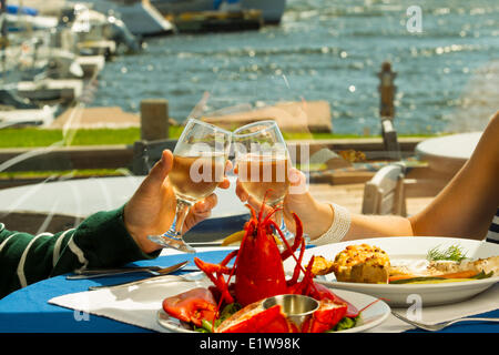 Paar, Essen, Boot Shop Steak & Seafood Restaurant, Alberton, Prince Edward Island, Canada Stockfoto