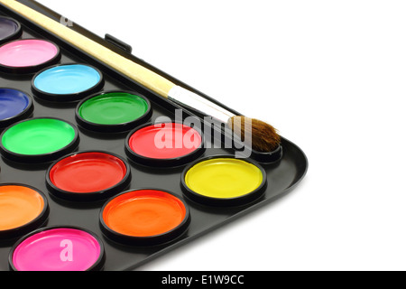 Aquarell-Farben mit Pinsel Nahaufnahme auf weißem Hintergrund Stockfoto