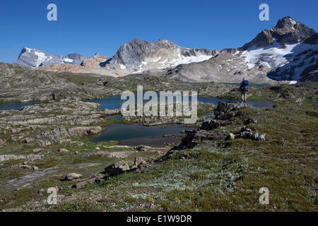 Wanderer im oberen Kalkstein Seen Mount Abruzzen Mount Lancaster Russell N3 Russel N2 Beckenhöhe der Rocky Mountains Provincial Park Stockfoto