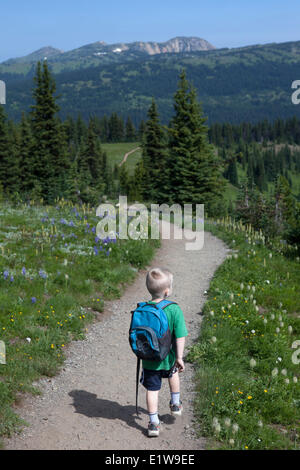 Junge Wandern auf Heather Trail, Manning Provincial Park, Britisch-Kolumbien, Kanada Stockfoto