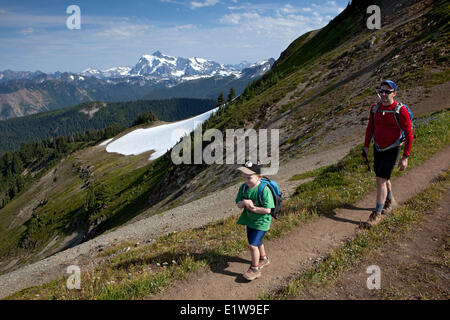 Young Boy Vater Wandern auf Skyline Divide Trail Mt Shuksan im Abstand Mount Baker Wildnis Bereich Staat Washington vereint Stockfoto