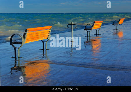 Bänke am Pier bei Sonnenaufgang mit Lake Ontario am Hafen Dalhouise, St. Catharines, Ontario, Kanada Stockfoto