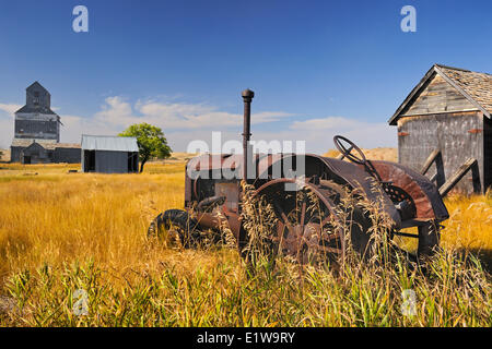 Geisterstadt mit alten Traktor, Getreidesilo, Schuppen, Füsilier, Saskatchewan, Kanada Stockfoto