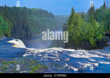 Kaministiquia River, es breitet sich über die Kakabeka Falls, Kakabeka Falls Provincial Park, Ontario, Kanada