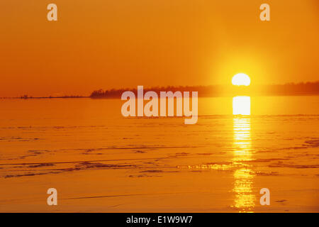Sonnenuntergang über Eis am Lake Superior in Katherine Cove, Lake Superior Provincial Park, Ontario, Kanada Stockfoto