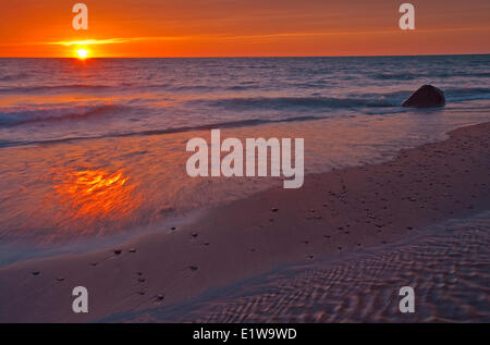 Ufer des Lake Huron bei Sonnenuntergang, Grand Bend, Ontario, Kanada Stockfoto