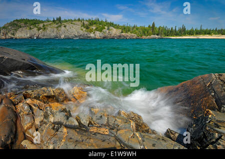 Wellen an der felsigen Küste entlang Lake Superior, Pukaskwa National Park, Ontario, Kanada Stockfoto