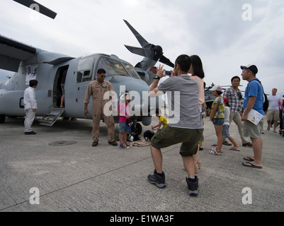 V-22 Osprey in Futenma Flightline Festival dürfen Local Nationals auf Marine Corps Air Station Futenma Okinawa Japan Stockfoto