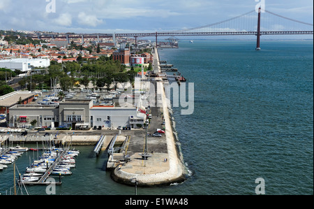 Blick auf Wasser und 25 de Abril Brücke von der Spitze des Denkmals der Entdeckungen, Lissabon, Portugal Stockfoto