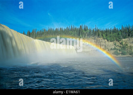 Regenbogen am Fluss Kakisa an Lady Evelyn Falls, Lady Evelyn Falls Territorial Park, Nordwest-Territorien, Kanada Stockfoto