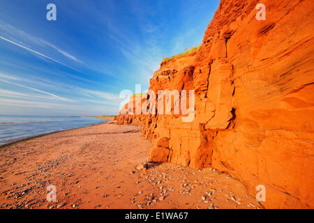 Rote Klippen entlang des St. Lorenz-Golf bei Sonnenuntergang, Campbellton, Prince Edward Island, Canada Stockfoto