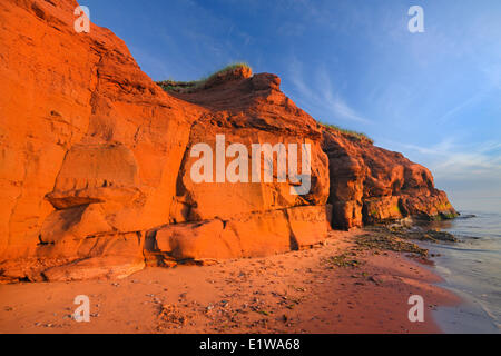 Rote Klippen entlang des St. Lorenz-Golf bei Sonnenuntergang, Campbellton, Prince Edward Island, Canada Stockfoto