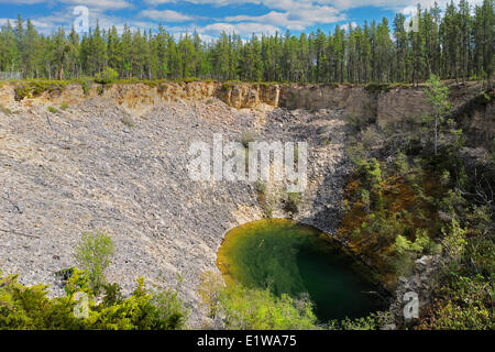 Spüle Loch, Wood Buffalo National Park, Nordwest-Territorien, Kanada Stockfoto