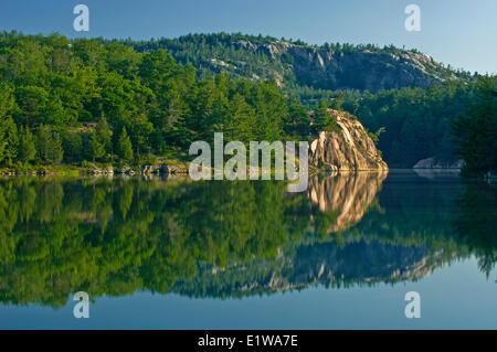 Reflexion über George Lake, Killarney Provincial Park, Ontario, Kanada Stockfoto