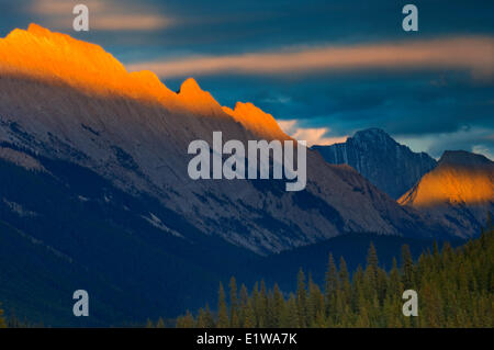 Letzten Licht auf Colin Range, kanadischen Rocky Mountains, Jasper Nationalpark, Alberta, Kanada Stockfoto