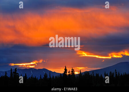 Wolken bei Sonnenuntergang auf der Alaska Highway, in der Nähe von Whitehorse, Yukon, Kanada Stockfoto