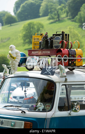 Retro-Sammlerstücke auf dem Dachträger Volkswagen Wohnmobil bei einer VW-Show. England Stockfoto