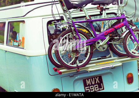 Raleigh Chopper Bikes auf der Rückseite des VW Wohnmobil mit nostalgischen Filter hinzugefügt Stockfoto