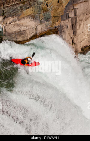 Eine männliche Kajakfahrer läuft Sprung des Glaubens, ein 30 Fuß Wasserfall auf dem oberen Elk River, Fernie, BC Stockfoto