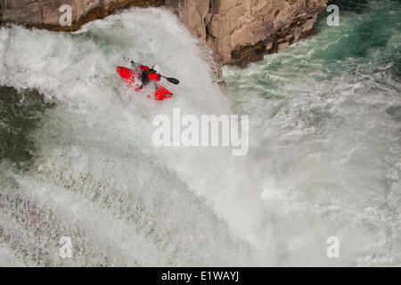 Eine männliche Kajakfahrer läuft Sprung des Glaubens, ein 30 Fuß Wasserfall auf dem oberen Elk River, Fernie, BC Stockfoto