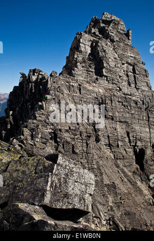 Ein junger Mann alpine klettern die West Ridge von Mt Tupper, Rogers Pass, Glacier National Park, BC Stockfoto