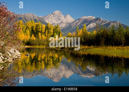 Drei Schwestern und unbenannte Teich im Herbst, Fernie, BC, Kanada. Stockfoto