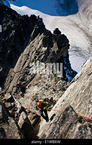 Eine männliche Bergsteiger Abseilung West Ridge 5.6 nach erreichen des Gipfels des Mt Tupper, Rogers Pass, BC Stockfoto