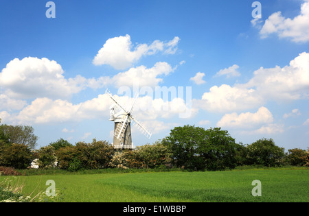 Ein Blick auf große Bircham Windmühle in Norfolk Landschaft, England, Vereinigtes Königreich. Stockfoto