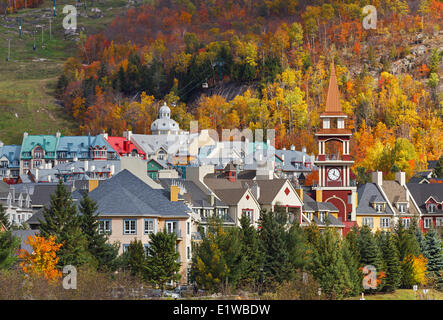 Mont Tremblant Dorf im Herbst, Laurentians, Quebec, Kanada Stockfoto