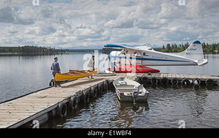 Laden von Kanus auf angedockten Wasserflugzeug, Küste-Berge, Britisch-Kolumbien, Kanada Stockfoto