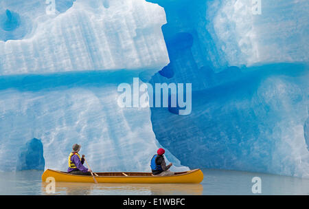 Kanufahren in der Nähe von Eisberg, Küste-Berge, Britisch-Kolumbien, Kanada Stockfoto