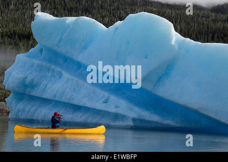 Kanufahren in der Nähe von Eisberg, Küste-Berge, Britisch-Kolumbien, Kanada Stockfoto