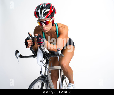 Muskulöse straff sportliche Frau - Radfahrer / Triathlet am Rennrad Stockfoto