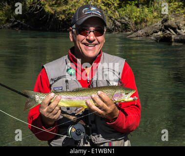 Fischer mit Regenbogenforellen (Oncorhynchus Mykiss), Mitchell River, Cariboo Mountains, British Columbia, Kanada Stockfoto