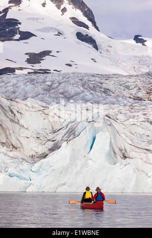 Kanufahren in der Nähe von Eisberg, Gletscher Jacobson, Chilcotin Arche, Coast Mountains, British Columbia, Kanada Stockfoto
