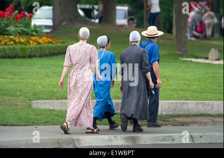 Mennonite Mädchen mit Vater zu Fuß auf einer Straße in Niagara Falls, Ontario, Kanada Stockfoto