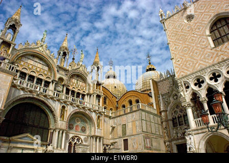 Blick auf San Marco Dom und Dogenpalast in Venedig, Italien Stockfoto