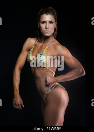 Muskulöse straff sportliche Frau - Frauenkörper Generator Bodybuilder Fitness-Modell Stockfoto