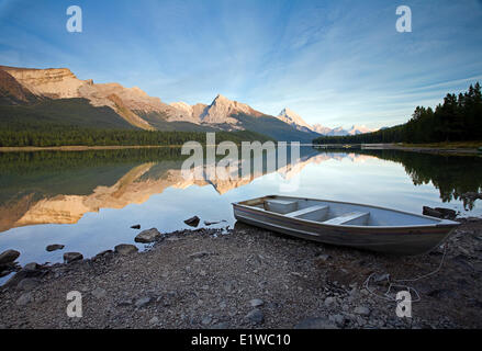 Ruderboot am Ufer am Maligne Lake, Jasper Nationalpark, Alberta, Kanada. Stockfoto